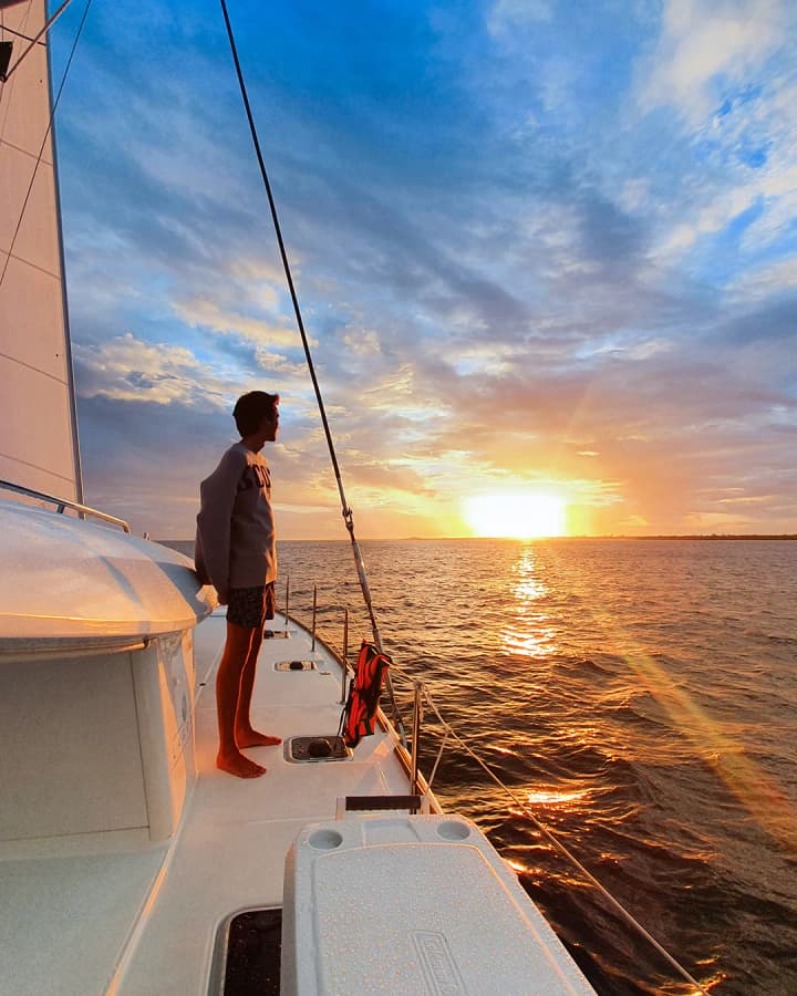 Experiencia de navegación al atardecer