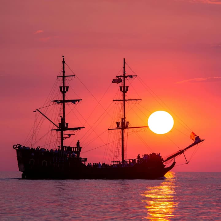 4-Hour Pacific Breeze Sunset Charter