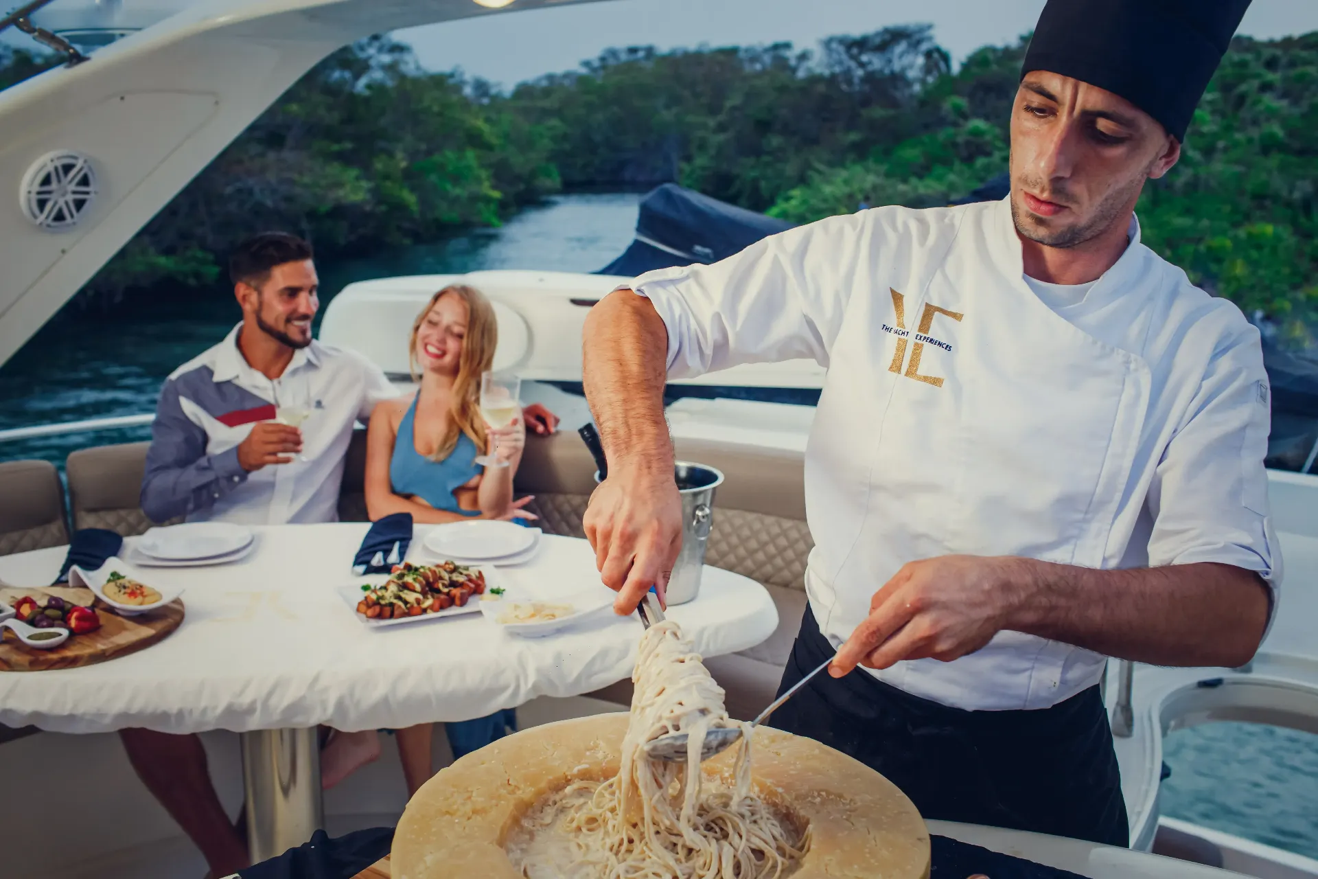 Crucero al atardecer de 3 horas con comida, bebidas y botellas VIP