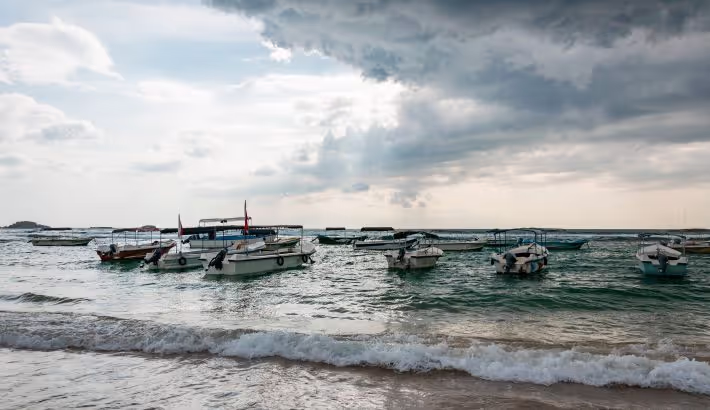 Cómo disfrutar de tus vacaciones en velero cuando llueve