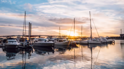Disfruta de la puesta de sol con nuestros alquileres de barcos