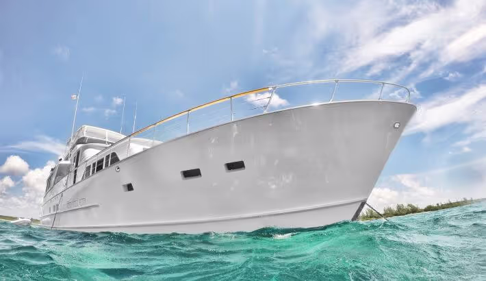 Gran yate de lujo en la Riviera Maya