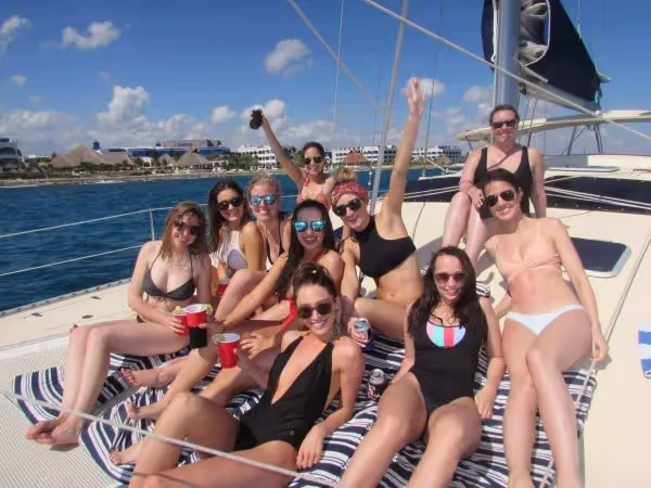Despedida de soltera en un yate en Playa del Carmen